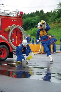 一関地区支部消防操法競技会で訓練の成果を競う消防団員（6月10日）