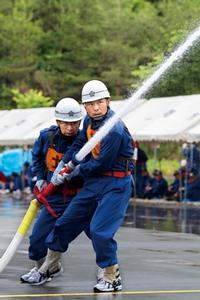 一関地区支部消防操法競技会で訓練の成果を競う消防団員（6月10日）