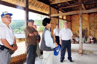 小森塾で地域住民から建物の説明を受ける勝部市長
