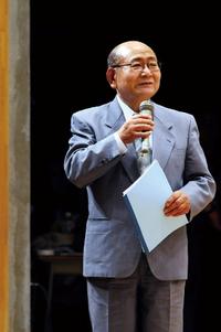 講評を述べる講師の石井芳雄さんは一関合唱連合会顧問