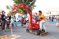 住宅祭の建設機械ふれあいコーナーは親子連れに大人気。子供たちが建設機械の操縦を体験