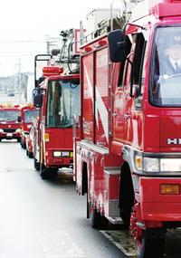 分列行進する消防車両