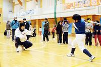 北京五輪で金メダルを獲得した元日本代表監督の斉藤春香さんを講師に迎え、花泉中学校体育館でソフトボール教室が行われた