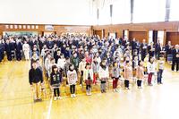 約300人が出席した曽慶小学校の閉校式。出席者全員で校歌を歌い閉校を惜しんだ