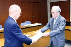 日比野委員長から浅井市長に、策定した市民憲章が手渡されました