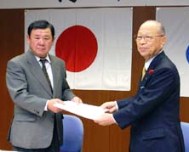 立地協定書を取り交わす江見代表取締役（左）と浅井市長