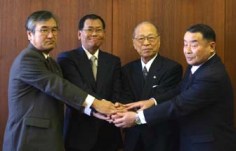 土地売買契約調印後握手を交わす（左から）松川支局長、控井社長、浅井市長、佐々木議長
