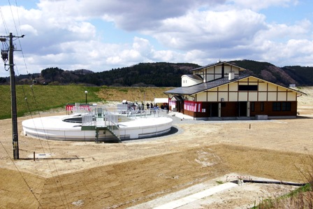 完成した浄化センター。汚水に酸素を供給・かくはんし、微生物を発生させて浄化するオキシデーションディッチ(左)と管理汚泥棟(右)