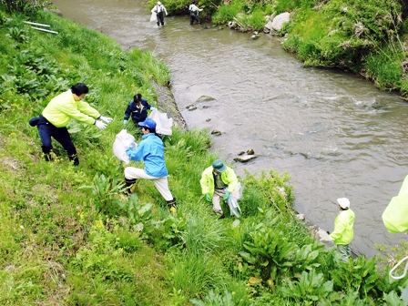 5月13日、「千厩川をホタルの飛び交うきれいな川に」と約100人が参加して行われた「第10回千厩川元気再生大作戦」