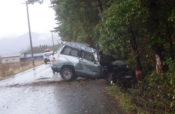 立木に衝突して車が大破。運転手は重傷を負いました（県内での飲酒運転による交通事故）