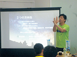 Associate Professor Fujimoto speaking at the cafe
