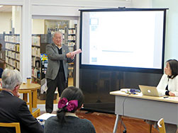 Mayor Katsube speaking at the end of the cafe