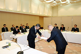 丹野委員長（左）から計画案が浅井市長に手渡されました