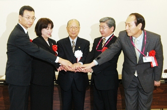 協力協定を締結した四つの事業所の代表と浅井市長が固く握手を交わしました