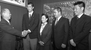 センバツでの活躍を誓い、浅井市長（左）と握手を交わす佐々木主将