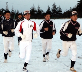 ⑥栄光の春を目指し、雪の中懸命に練習に励む選手たち