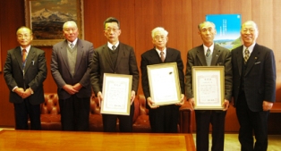 「元気なコミュニティ100選」認定を浅井市長（右）に報告した3団体の代表者の皆さん