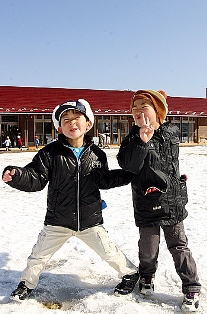 寒さも雪もへっちゃら。広い園庭に弾ける元気