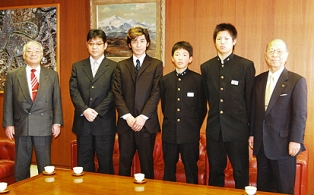 浅井市長（右）に健闘を誓う佐藤君（右から２人目）、佐々木君（右から３人目）