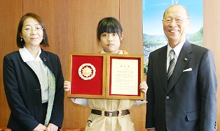 表彰状を手にする及川さん（中央）と指導者の及川さん