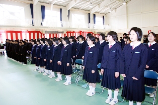 開校式で生徒が校歌を高らかに披露しました