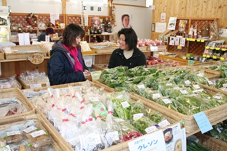 新鮮な野菜などの商品が竹かごに並べられた店内