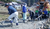 市が原材料提供、住民が労力奉仕を行い舗装された進入路