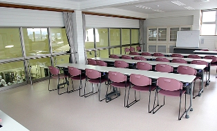 2階研修室。左側の窓から調理室を見渡せます