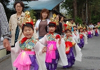 古式ゆかしい衣装をまとい家族に手を引かれて歩く園児達