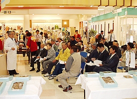 展示・即売会場では講演会も行われ、特産のシイタケをアピール