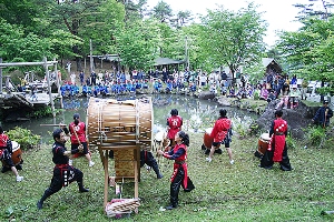 緑深まる高原のキャンプ場に太鼓の音が響き渡りました