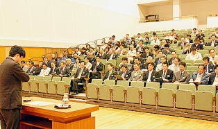 市職員を対象に6会場で行われた研修会(写真は4月14日大東コミュニティセンター)