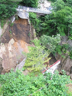 旧昇仙橋。地震による土砂崩れで完全に落下している（14日午前撮影）