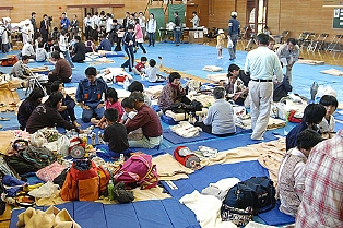 本寺小学校に設置した避難所に祭畤地区、市野々原地区に住む皆さんが避難