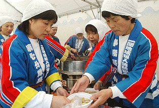 婦人消防協力隊の皆さんが避難所で炊き出しを行い、温かい食事を提供