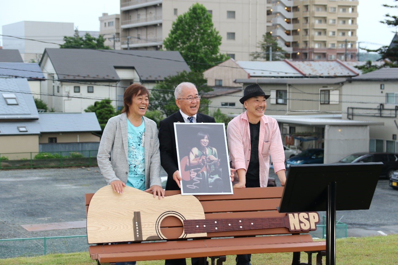 お披露目会のようす（勝部修一関市長、平賀さん、中村さん）