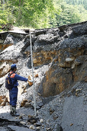 国道342号祭畤大橋西側にできた断層。約3メートルもの段差ができた