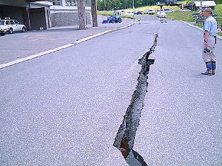 震源地の間近に位置するいちのせき健康の森にも大きな被害。正面玄関前に大きな亀裂