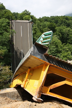 橋脚が大きく沈み込み、つけ根から大きく引き離された祭畤大橋