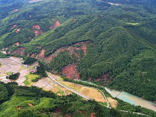 大量の土砂が磐井川をせき止めた市野々原地内。右は上流の市野々原砂防ダム（6月14日）