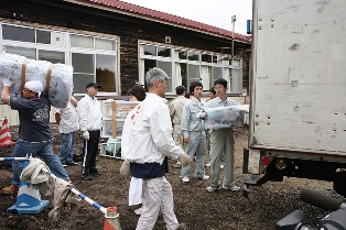 市社協職員の協力も得て行われた新避難所への引っ越し作業