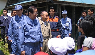福田首相（左前）が来市し、本寺小学校の被災者を激励（6月18日）