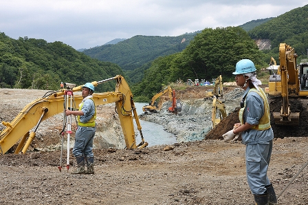 同土砂ダムでは18日から24時間体制で仮排水路の開削工事が行われ、21日から排水開始。引き続き水路の断面拡大の工事が行われました（6月27日）