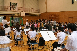 来春統合する3校の生徒が初めて集ったコンサート。津谷川小児童はオーケストラに合わせ校歌を高らかに合唱