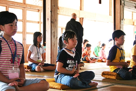 心を静め座禅に集中する子どもたち