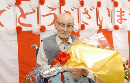 100歳の誕生日を迎えた千葉壽助さん