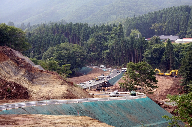 板川地内と市野々原地内を結ぶう回路。中央は磐井川渡河部に架けられた仮橋