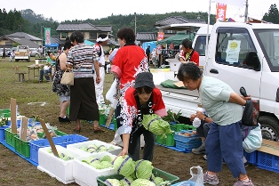 多くの買い物客でにぎわった軽とらフェスタ