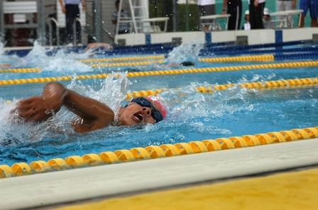 記録を目指し力泳する選手たち