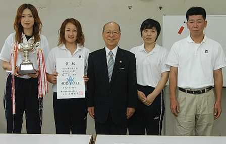 浅井市長（中央）に報告に訪れた東北アクシスの選手たち。左から佐藤瞳さん、伊藤恵主将、及川美和さん、佐々木政弘監督